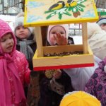 Дети кормят птих на прогулке